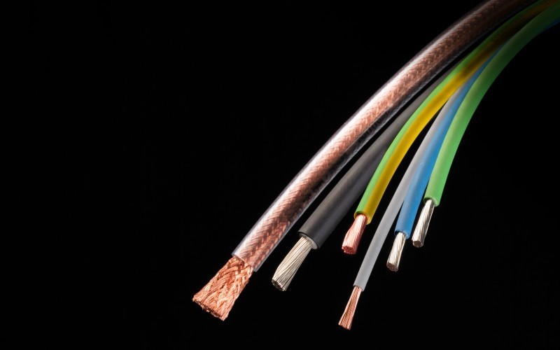 En Helukabel ofrecemos una línea especializada de cables para altas temperaturas, diseñados para operar de manera segura y confiable en entornos extremos donde el calor es un factor crítico. Fabricados con materiales resistentes como silicona, teflón (PTFE) y fibra de vidrio.  Nuestros cables soportan rangos de temperatura que superan los 180 °C e incluso los 400 °C en aplicaciones específicas. Son ideales para industrias como la siderúrgica, fundición, vidrio, cemento, petroquímica, energía y hornos industriales, donde la resistencia térmica es fundamental para el funcionamiento continuo.